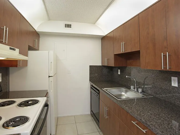 LAUDER RIDGE GARDEN APARTMENTS — Photo 23