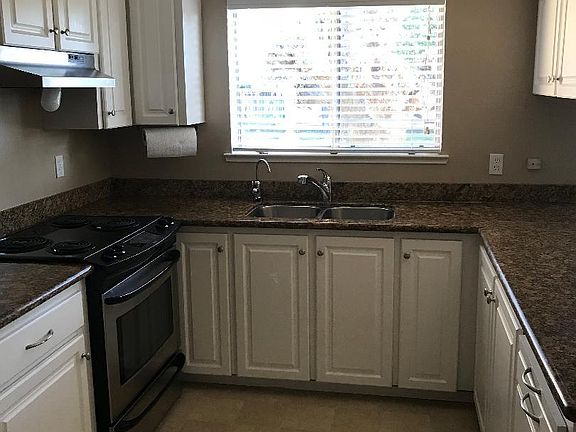 3rd image of 555 Park Dr