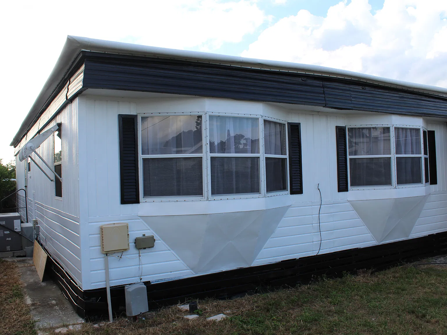 2046 Orange Dr — Photo 2