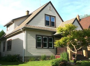 5528 W Notre Dame Ct, Milwaukee, WI 53208