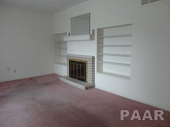 4th image of 1625 W Latham Ln