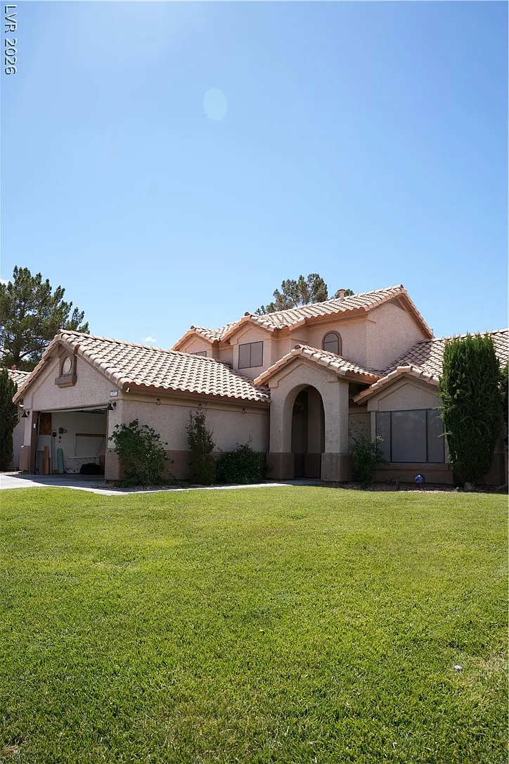 3 bed, 2.0 bath, 1877 sqft, $2,700 — Photo 1