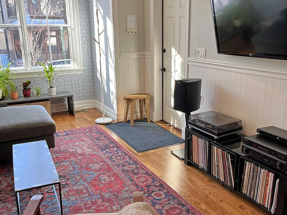 Living room with TV, Roku, Blu-ray player, and stereo.