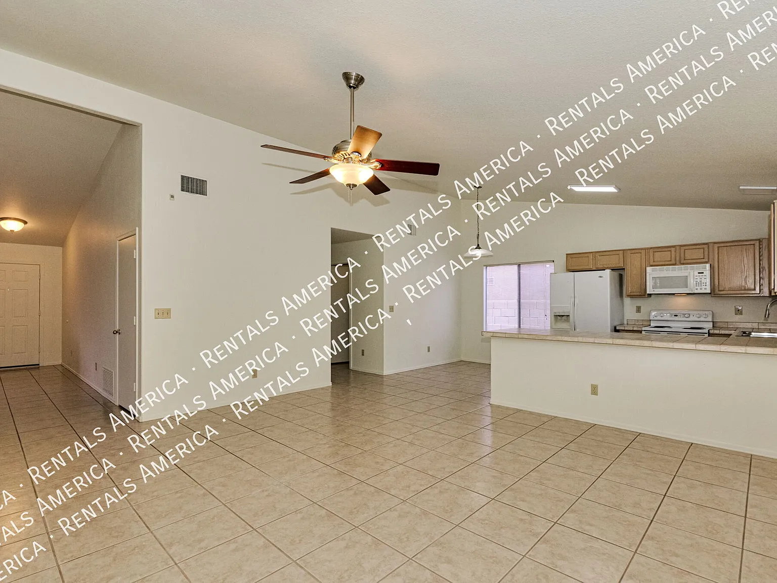 Wow! 3 bedroom/2 bath home on large corner lot! — Photo 2