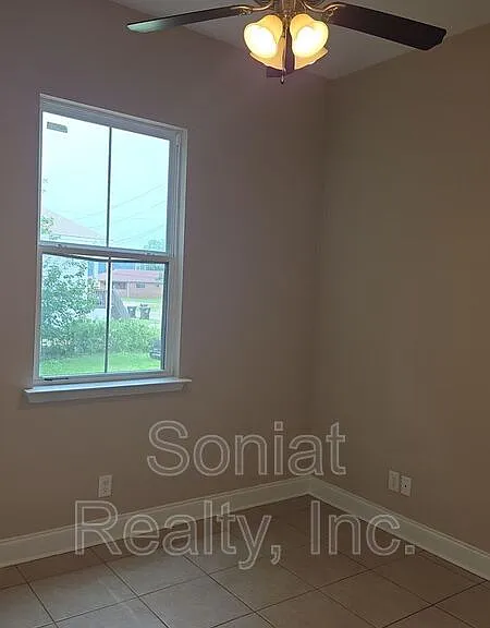2812 Spain St — Photo 9