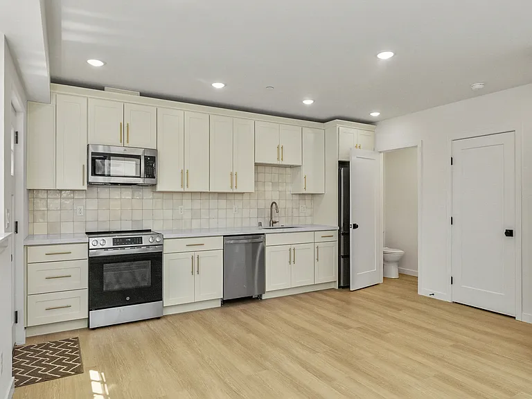 832B S Sullivan St #B — Photo 10