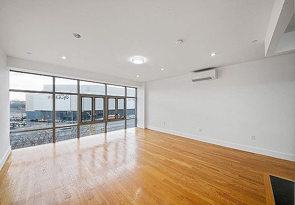 3rd image of 90-02 Queens Blvd #432