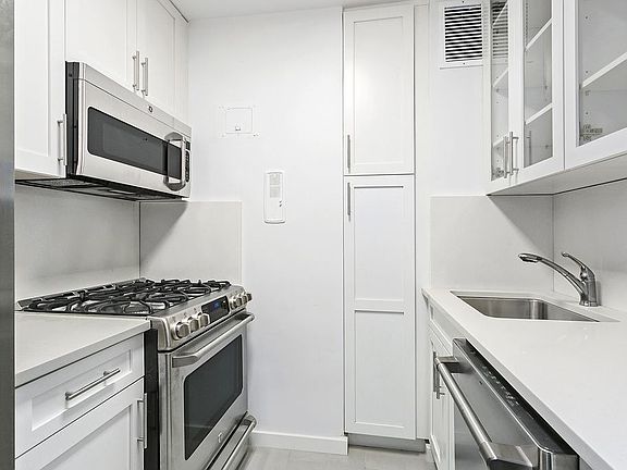 3rd image of 175 W 13th St APT 15E