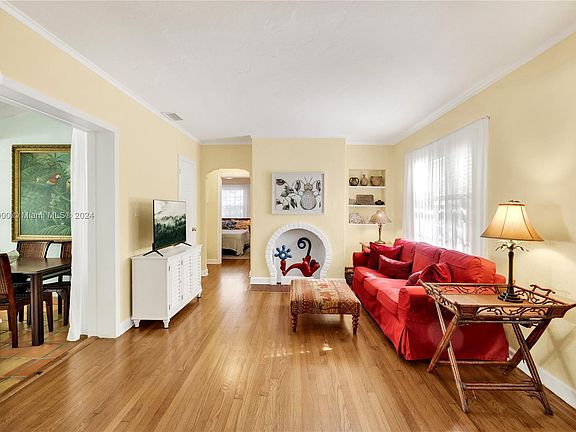 4th image of 137 NE 105th St