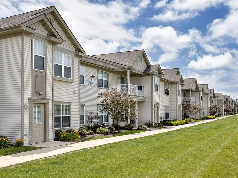Cobblestone Court Apartments — Photo 12