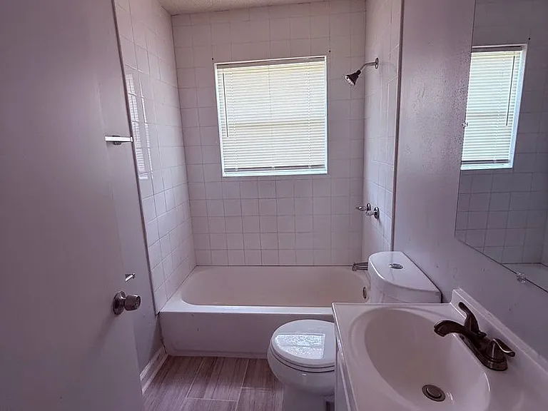9110 Woodford Dr — Photo 7
