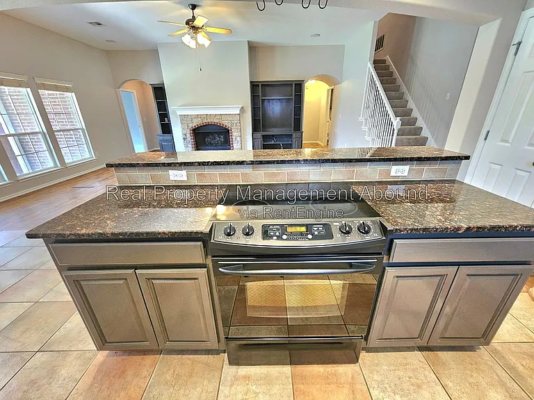 809 W Granger St — Photo 14