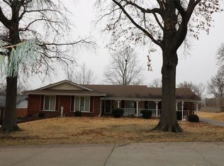 27 Club Grounds North Dr, Florissant, MO 63033