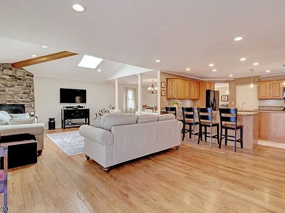 4th image of 664 Plainfield Ave