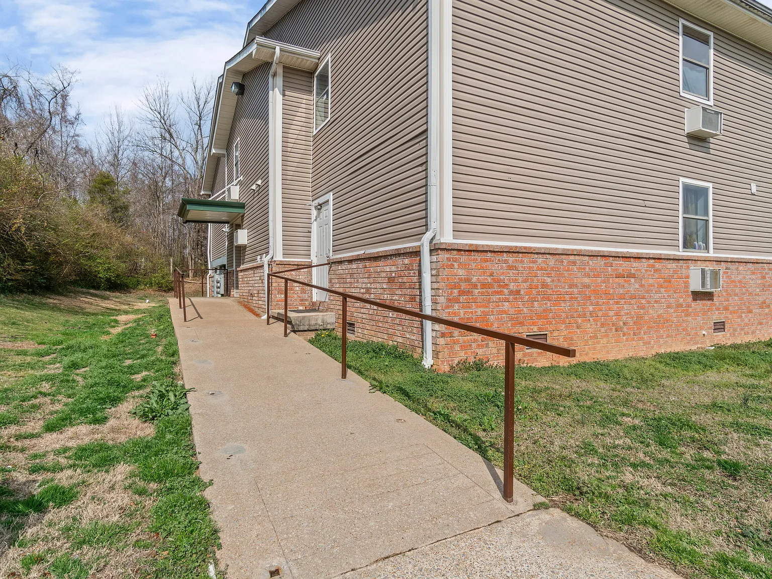 College Heights Apartments - 128 — Photo 2