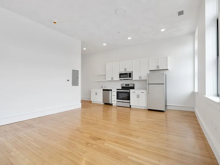 90 E Bremer Ave — Photo 6