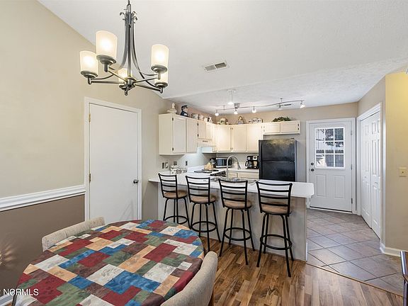5th image of 808 Melbourne Ct