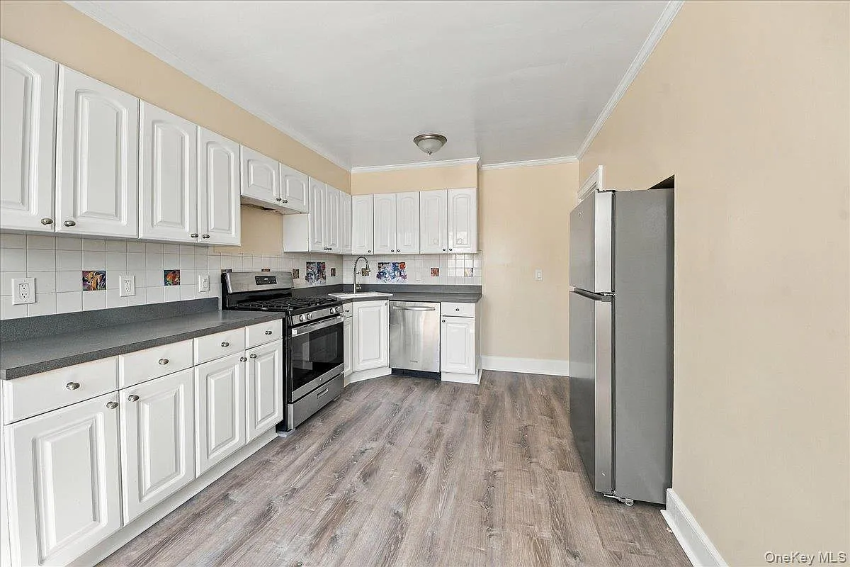 3 bed, 1.0 bath, 1050 sqft, $3,395 — Photo 4