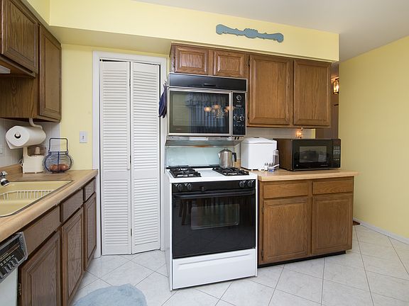 5th image of 542 Skokie Blvd