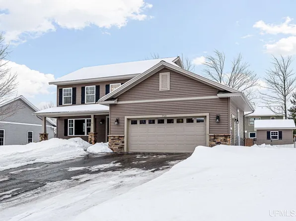 713 Horizons Dr, Marquette, MI 49855