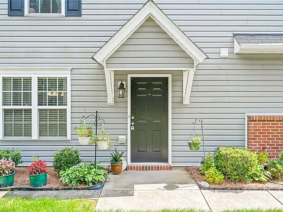 3rd image of 320 Robyns Glen Cir
