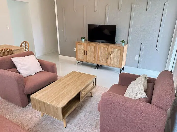 3 bed, 2.0 bath, 2332 sqft, $3,000 — Photo 2