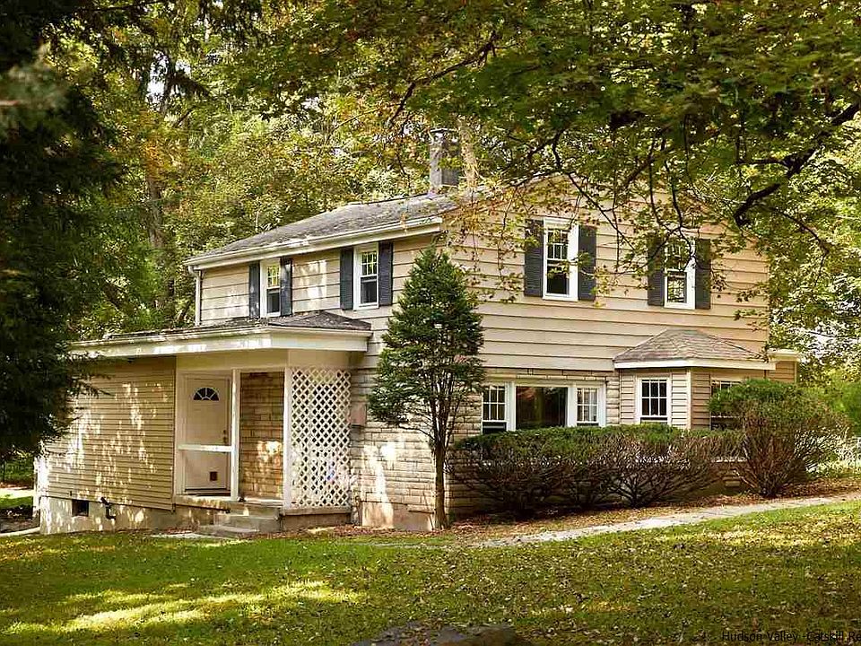 1st image of 6 Thorns Ln