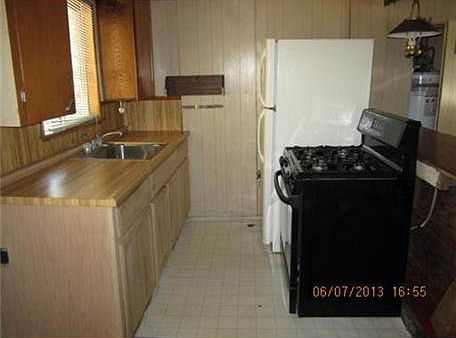 3rd image of 33373 Fern Dr