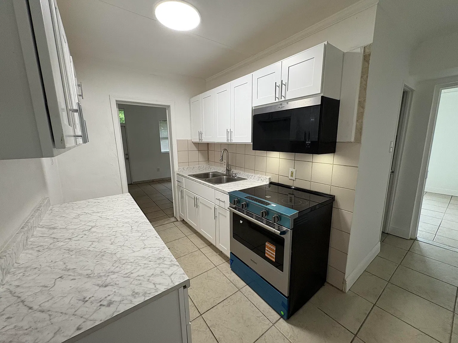 3 bed, 2.0 bath, 1274 sqft, $2,800 — Photo 2