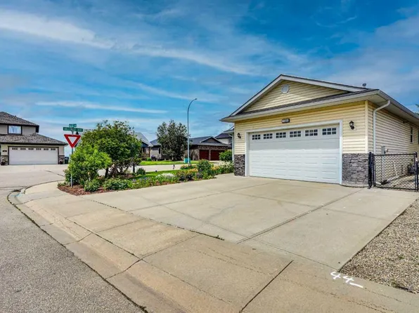 144 S Hillcrest Cpe, Strathmore, AB T1P 0A4