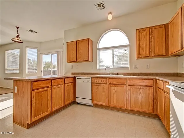 3 bed, 2.5 bath, 2025 sqft, $2,195 — Photo 2
