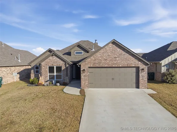 5113 S Walnut Creek Dr, Sand Springs, OK 74063