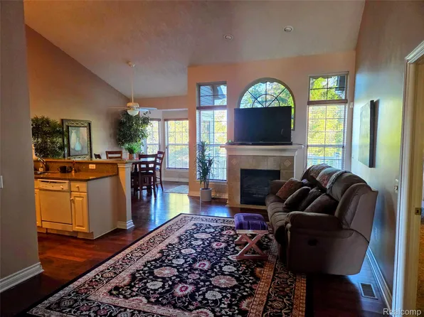 23836 Juniper Dr, Flat Rock, MI 48134