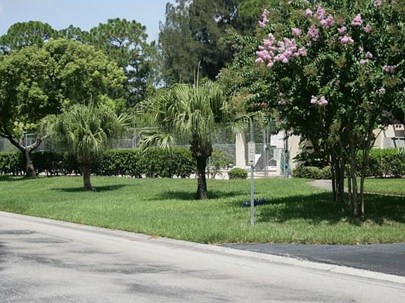 3rd image of 905 Bough Ave