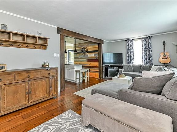 2nd image of 302 Bayberry Dr