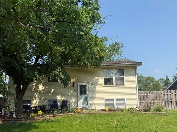207 Pacific Dr, Bolingbrook, IL 60440
