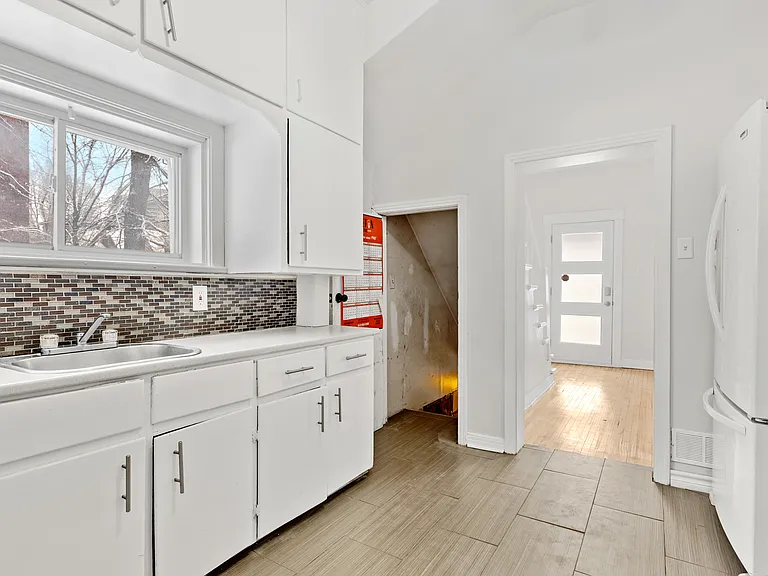 481 Besserer St #1 — Photo 10
