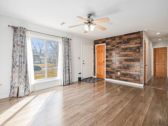 5th image of 218 Mayfield Dr