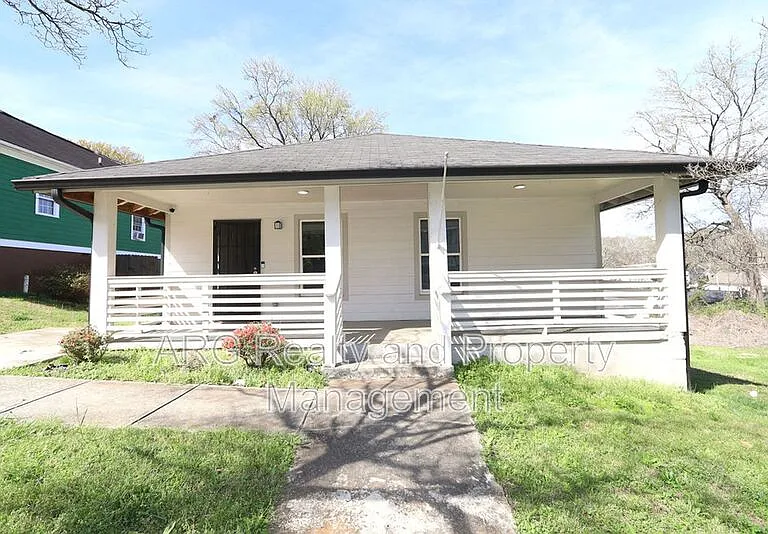 1095 Ira St SW — Photo 1