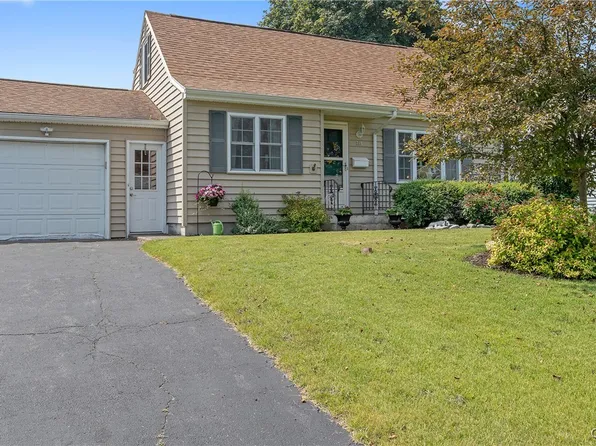 208 Lynnhaven Dr, North Syracuse, NY 13212