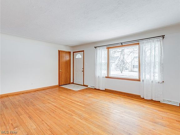 4th image of 2827 Oakwood Dr