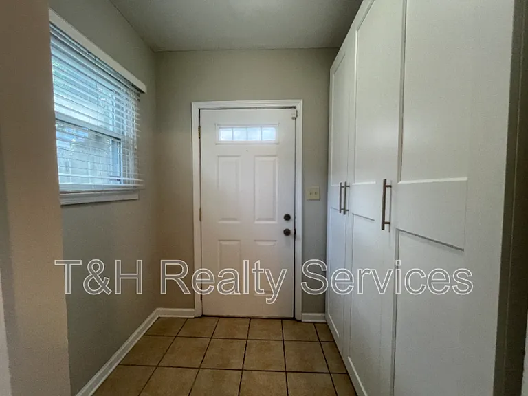 1531 Sturm Ave — Photo 19
