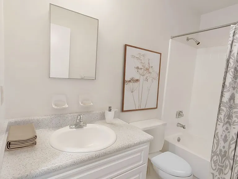 2318 SW 39th Dr — Photo 6