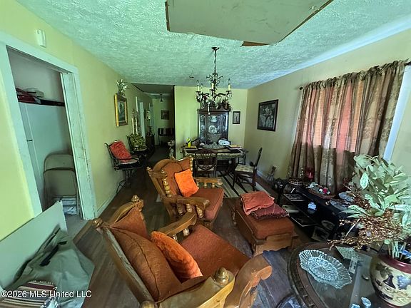 3rd image of 910 Summit St