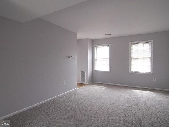 3rd image of 4 Chantilly Ct