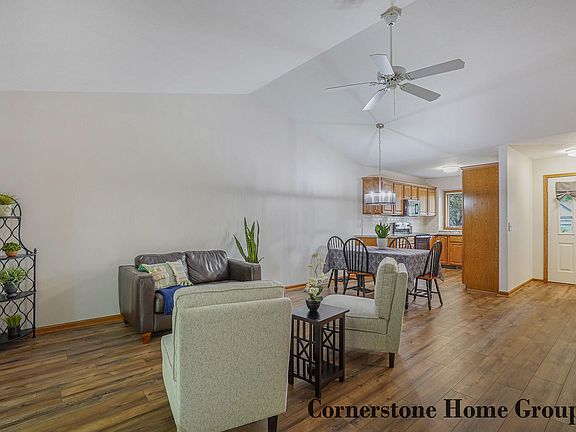 4th image of 3014 Kay Dr SE