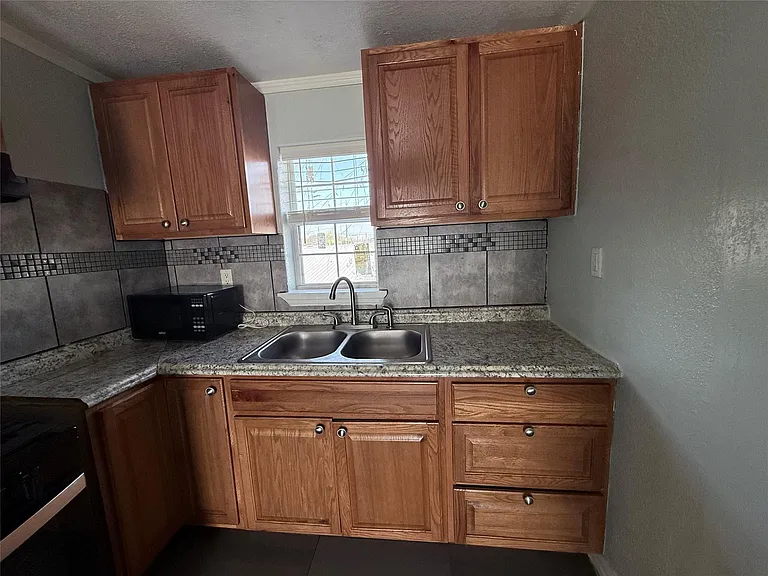 13809 Hershe St #B — Photo 5