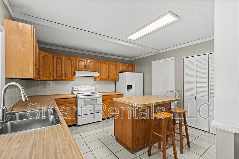 Building Photo - 14355 Rainy Lake Dr #1
