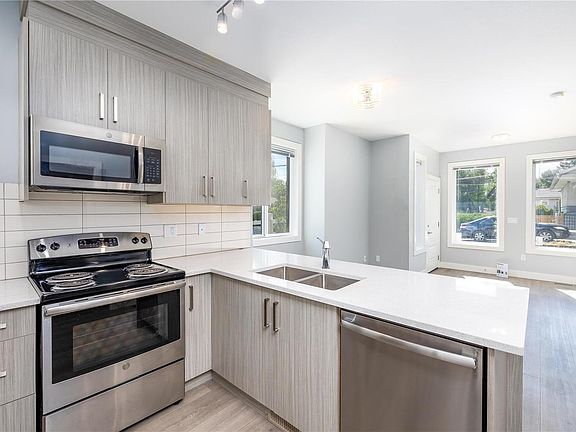 4th image of 734 Kinnear Ave #4