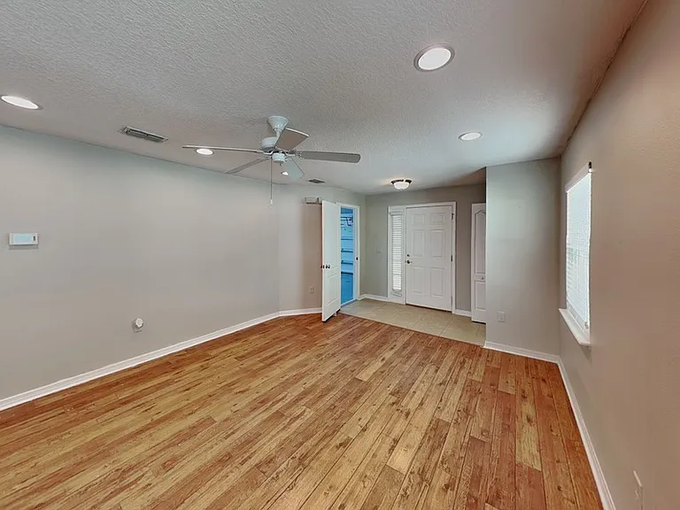 1043 Bethpage Rd — Photo 17